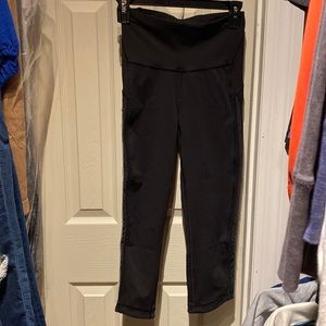 Lululemon high rise 6 mesh ribbon stripe down side of leg. 23” black